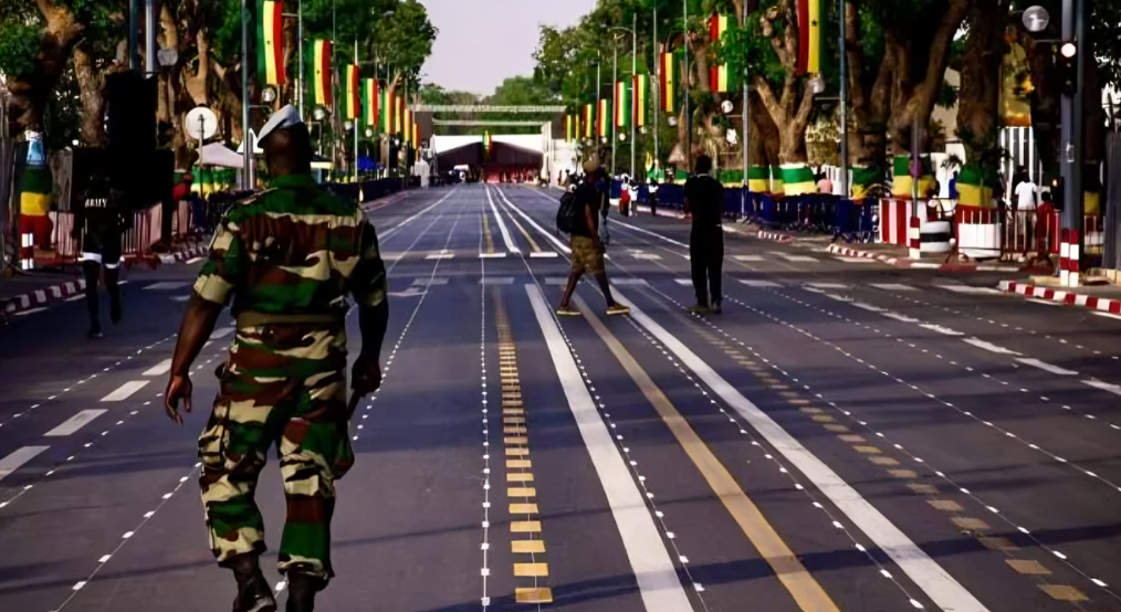 Préparatifs du défilé civil et militaire à Thiès.