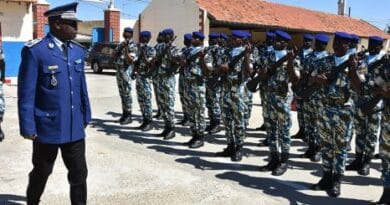 Candidats sénégalais consultant les avis de concours Gendarmerie EOGN et Ingénieur REPFIS 2026 Le Dakar Times.